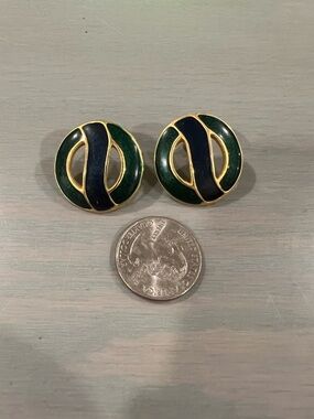 Vintage retro gold toned round earrings